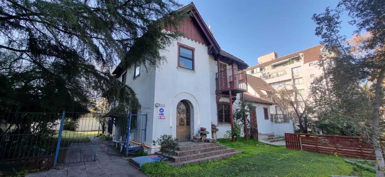 ¡Gran oportunidad para uso comercial en el corazón de Providencia! Se vende amplia y encantadora propiedad de 320 m² construidos con patente comercial, emplazada en un generoso terreno de 810 m². Ubicada en un sector privilegiado de Providencia, esta propiedad ofrece una excelente alternativa para instalar tu empresa, consulta, centro de atención o cualquier proyecto comercial que requiera visibilidad, espacio y buena conectividad. Cuenta con 6 espaciosos dormitorios, 4 baños, jardín y una amplia bodega, lo que brinda gran versatilidad para adaptar los espacios a diferentes usos profesionales o comerciales. Además, su entorno natural y áreas verdes permiten un ambiente agradable tanto para trabajadores como para clientes. Ubicada a pasos del Metro Salvador y cercana a universidades, colegios y servicios, esta propiedad combina excelente ubicación, conectividad y potencial de desarrollo comercial. Precio: UF 72.000. Esta propiedad también está disponible para arriendo, a 74 UF. ¡No dejes pasar esta oportunidad única en una de las comunas más cotizadas de Santiago!